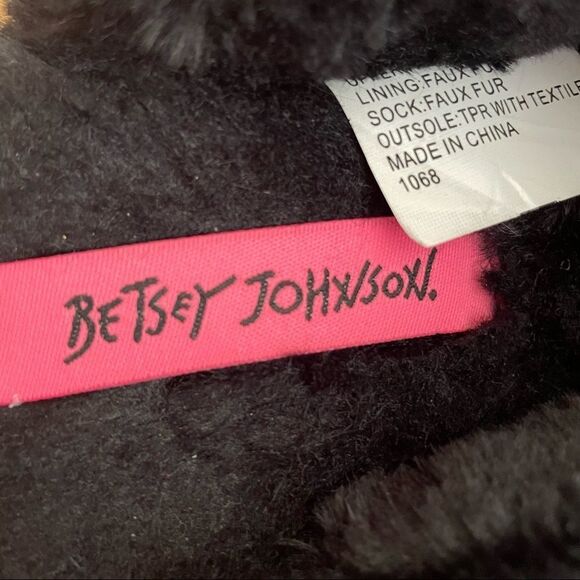 BETSEY Johnson Embroidered Eyelash Plush Slippers Black Size 7/8 - Picture 6 of 7